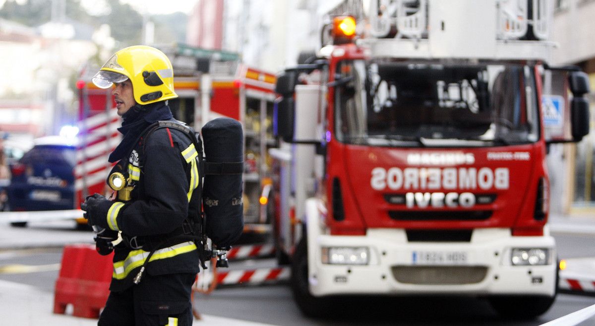 Intervención dos Bombeiros e a Policía por un incendio subterráneo en Loureiro Crespo