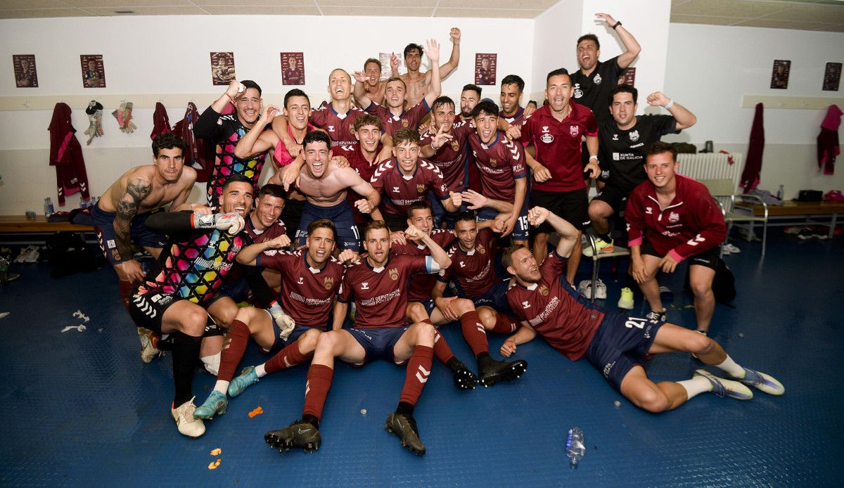 O plantel do Pontevedra festexa o ascenso a Primeira RFEF no vestiario de Pasarón