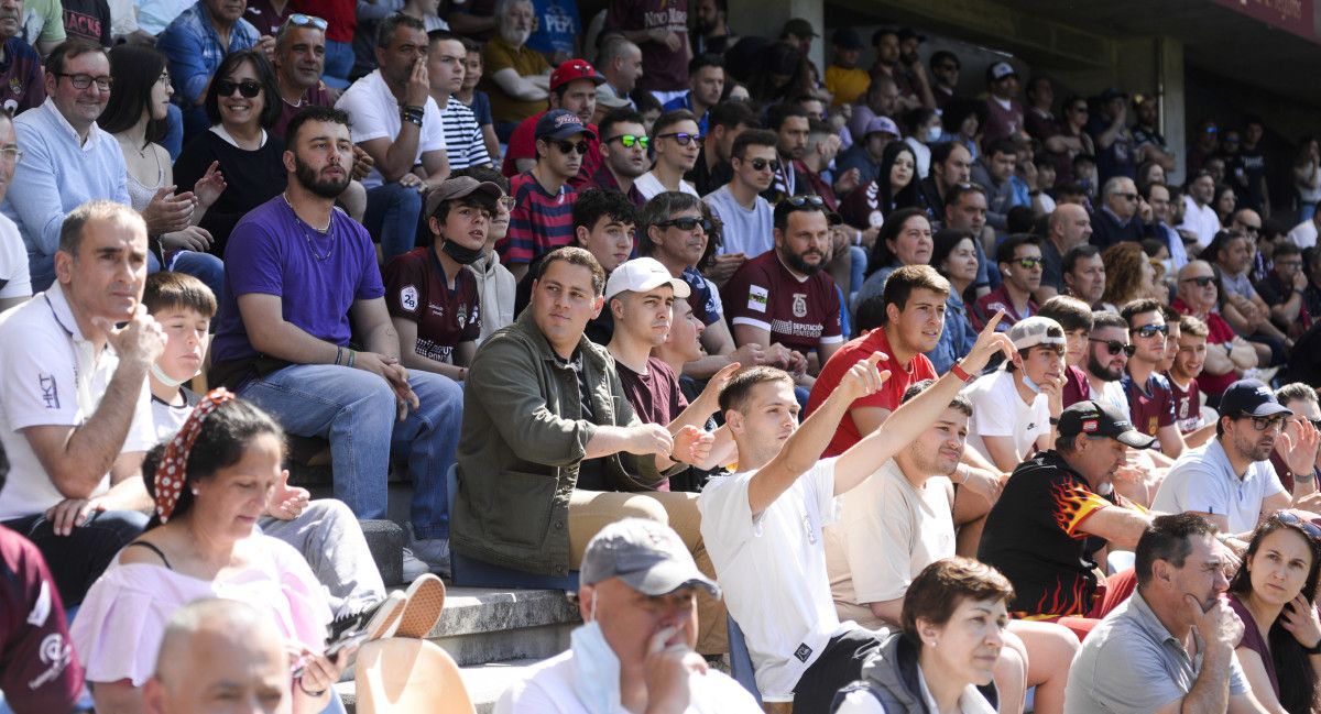 La afición granate lleva al Pontevedra hacia el ascenso a Primera RFEF