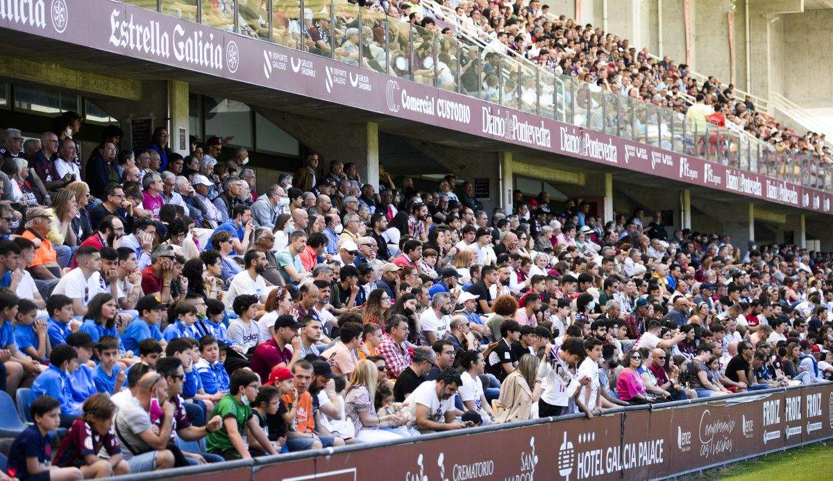 A afección granate leva o Pontevedra cara ao ascenso a Primeira RFEF
