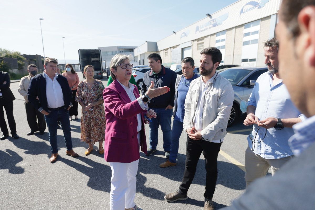 La conselleira de Mar, Rosa Quintana visita una depuradora en Cambados