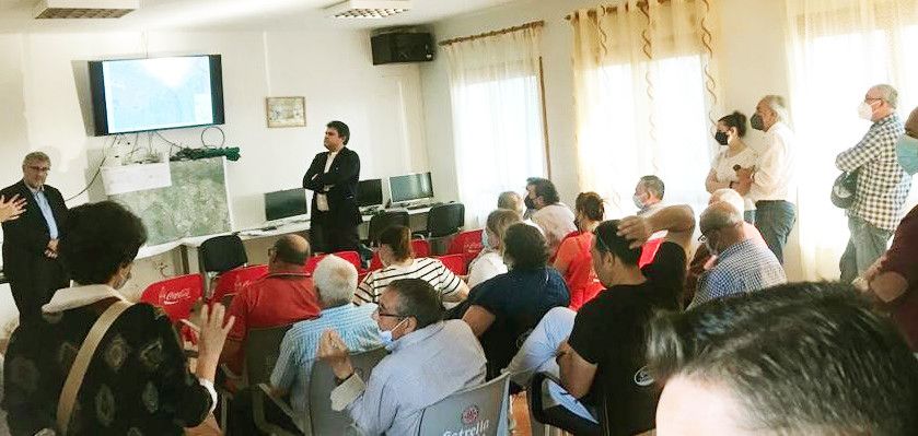 Gregorio Agís coa veciñanza de Almofrei
