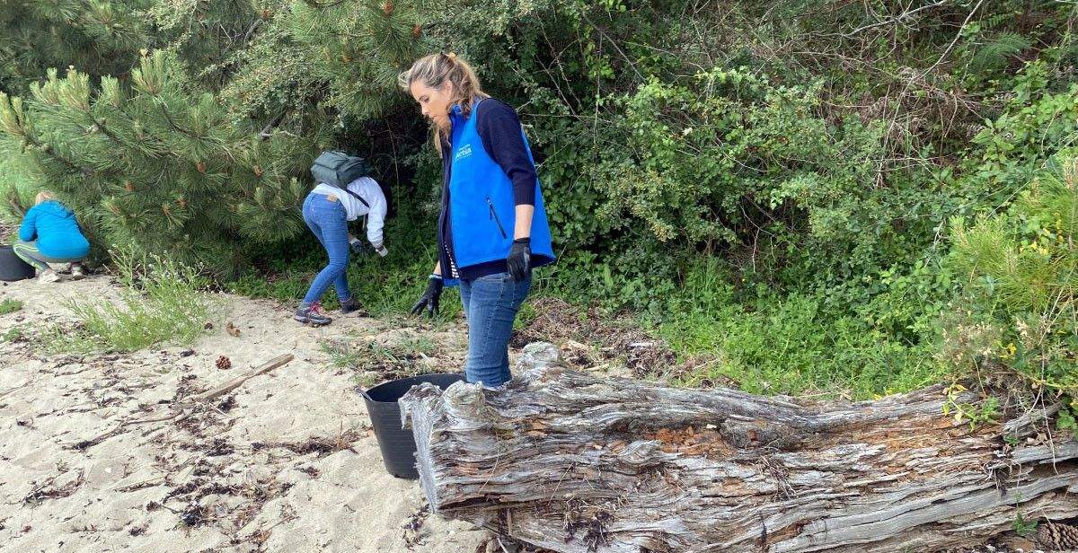A deportista Ona Carbonell limpa lixo na illa de Cortegada