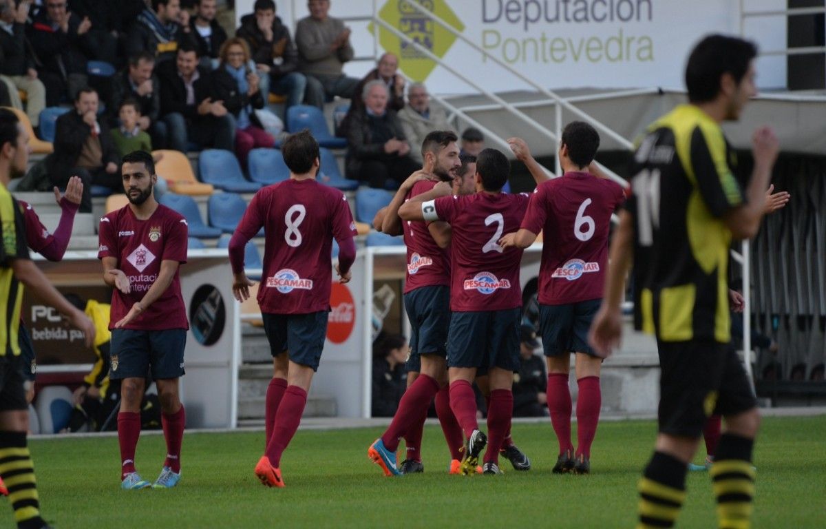 Xogadores do Pontevedra celebrando un gol contra o Bertamiráns