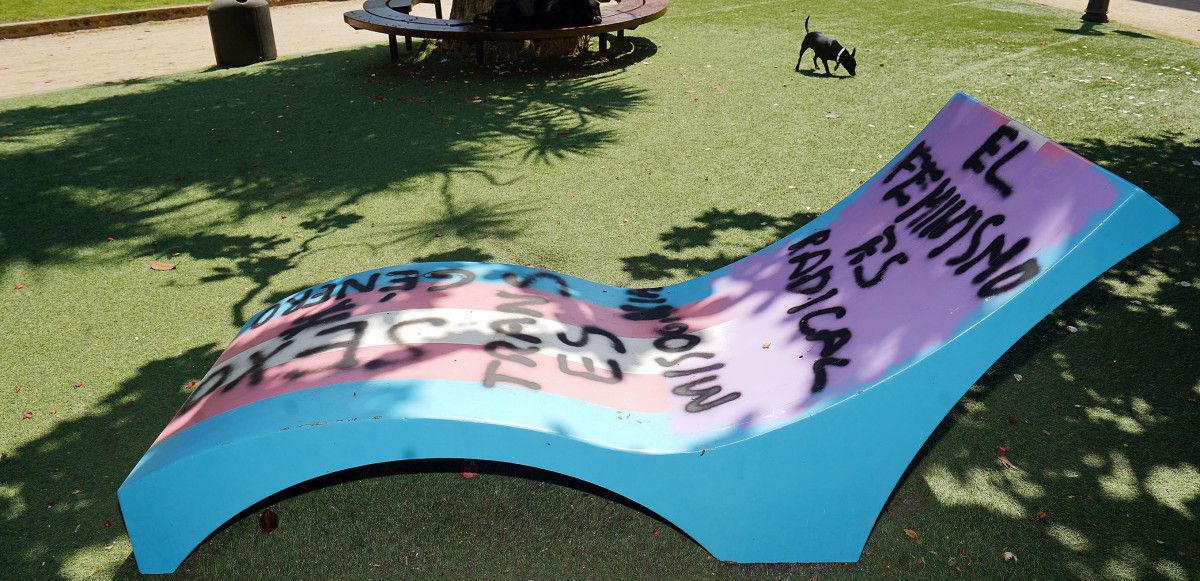 Así aparecía el banco símbolo del movimiento trans situado en los jardines entre las Palmeras y la Alameda