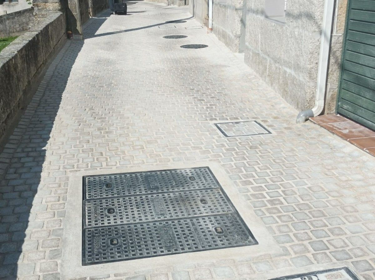 Arquetas en la rúa Lameiriña