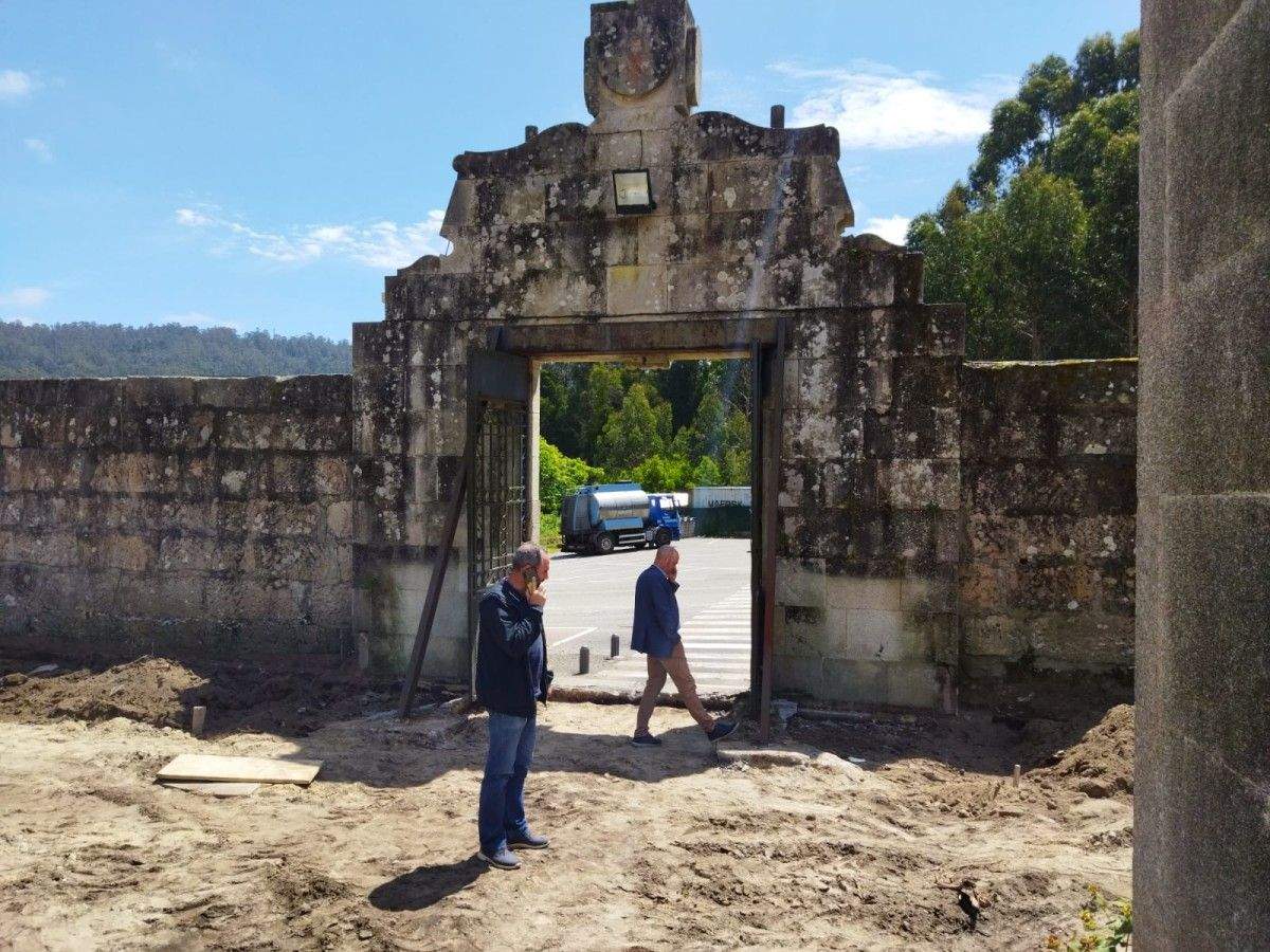 Félix Juncal y Alfredo de la Campa, en el cementerio