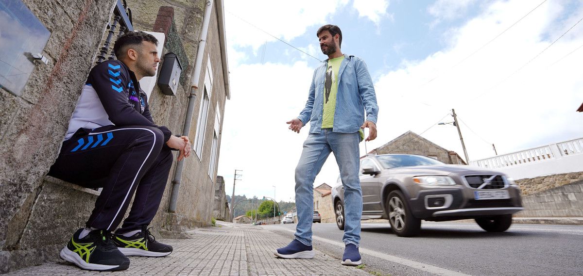 Aarón González e Carlos Prado, no lugar onde se produciu o atropelo