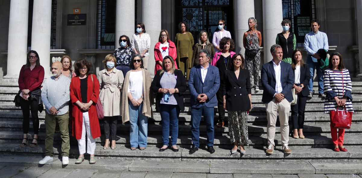 Autoridades en la concentración en la Subdelegación del Gobierno por el crimen machista de Clotilde Rodríguez