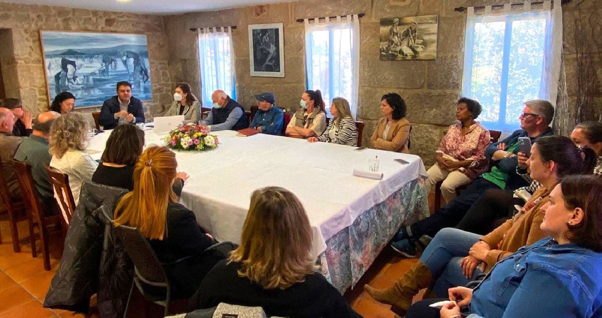 Silvia Díaz e Gregorio Agís na xuntanza mantida con profesionais do sector turístico