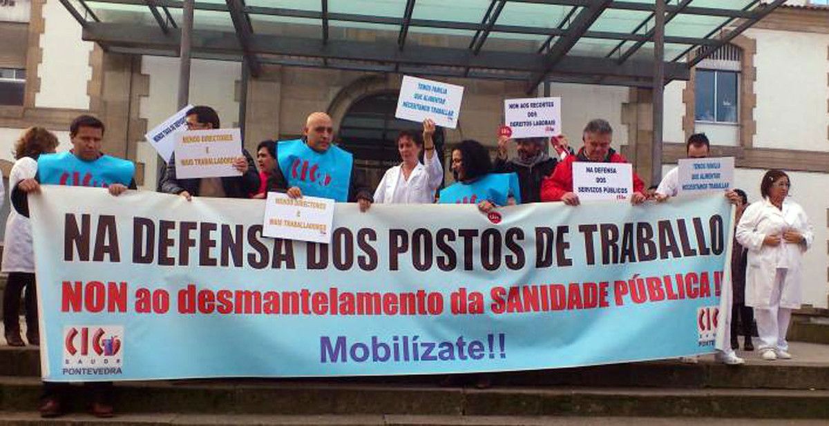 Concentración de traballadores del Sergas ante el Hospital Provincial