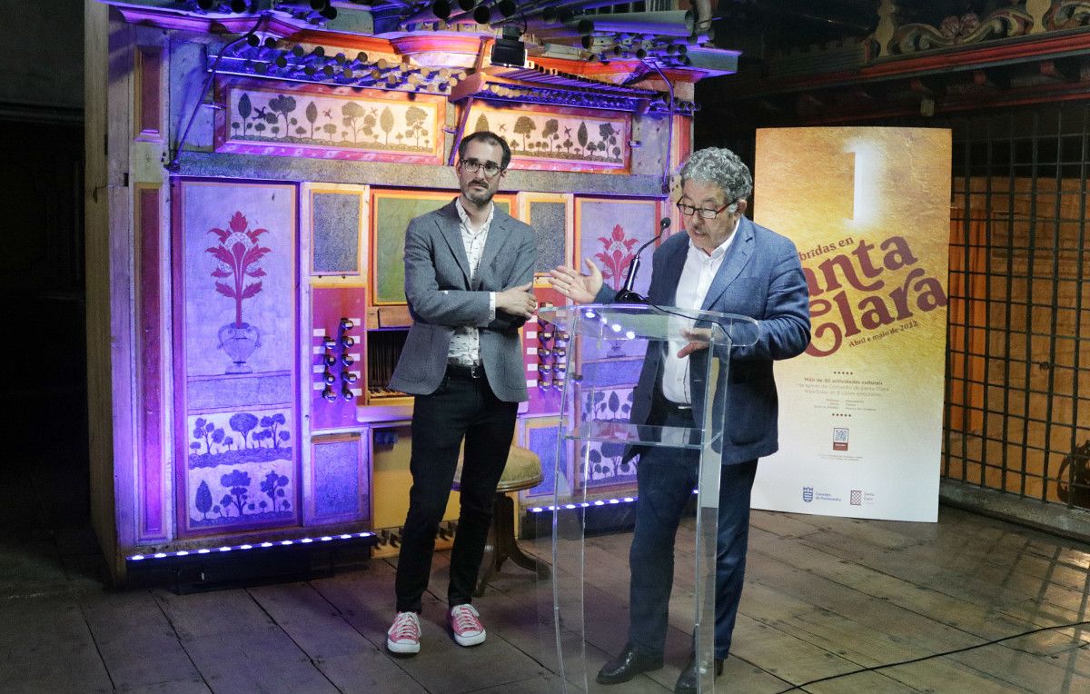 O director da Orquestra Clásica de Vigo, Manuel Martínez Álvarez-Nava, e o alcalde de Pontevedra diante do órgano de Santa Clara