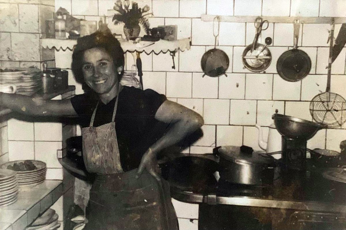 Maruja Alonso, cofundadora e cociñeira do restaurante Casa Román nos seus inicios en Sanxenxo