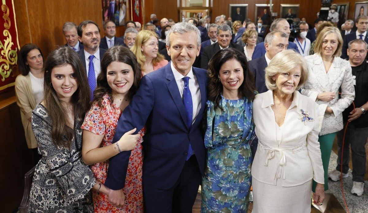 O presidente da Xunta, Alfonso Rueda coa súa familia