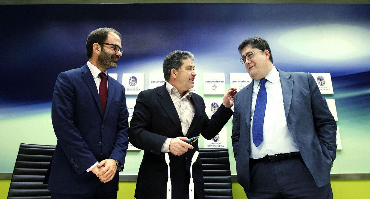 Miguel Fernández Lores con representantes de las empresas Viaqua y Froiz