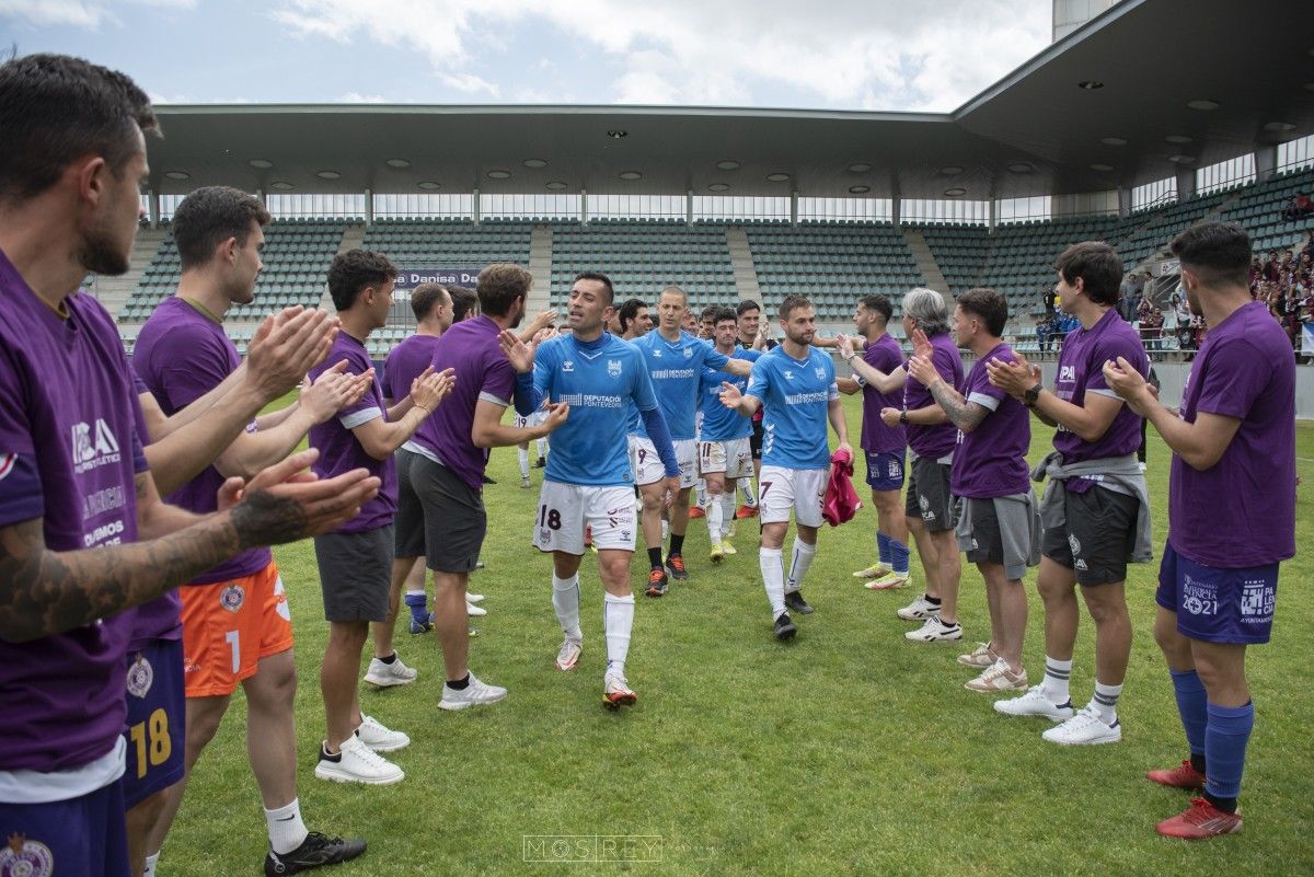 El Palencia hace el pasillo de campeón al Pontevedra tras su ascenso a Primera RFEF