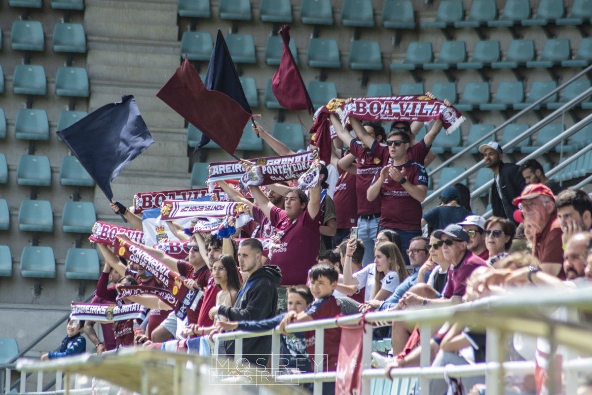 Afeccionados do Pontevedra no Estadio Nueva Balastera de Palencia
