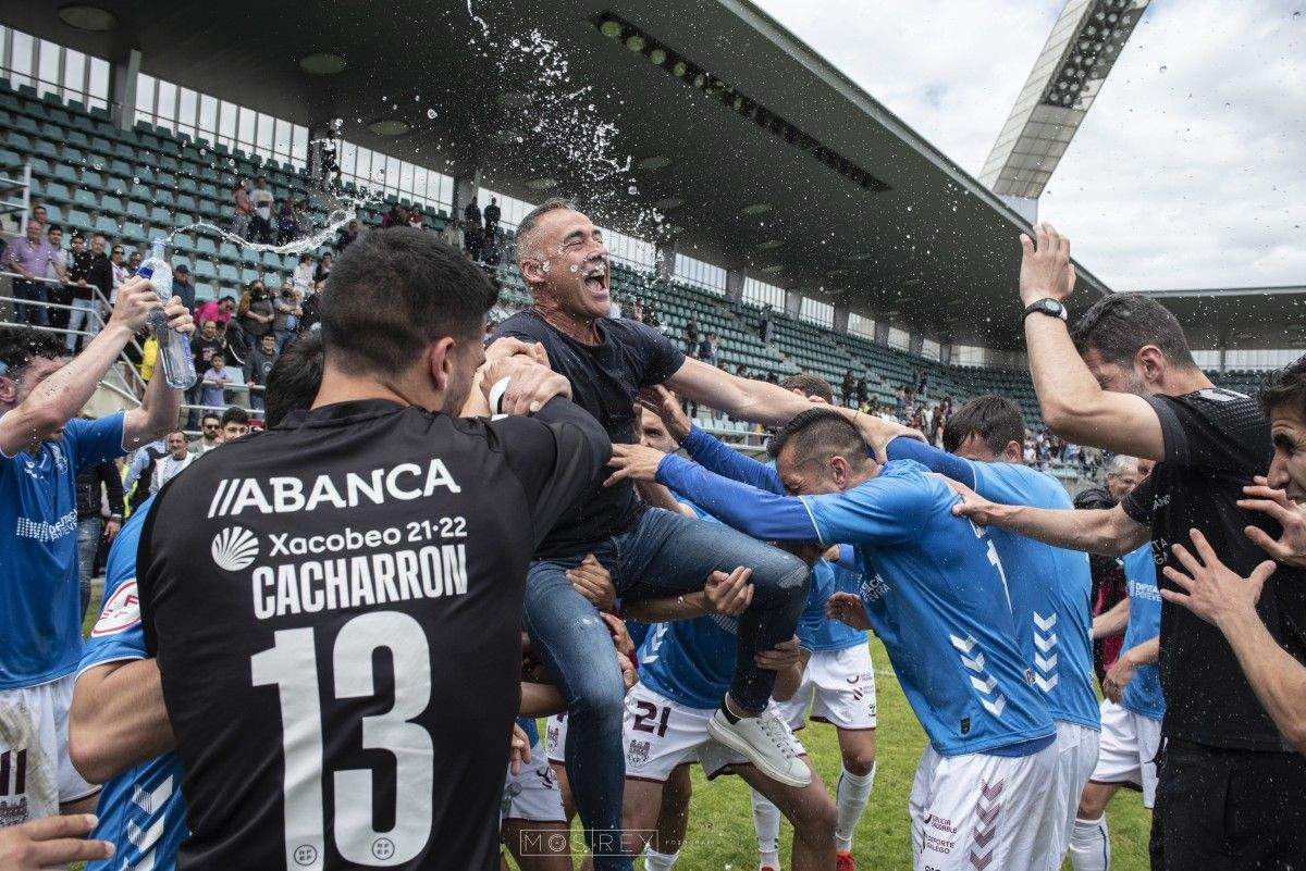 Celebración en Palencia do ascenso do Pontevedra CF