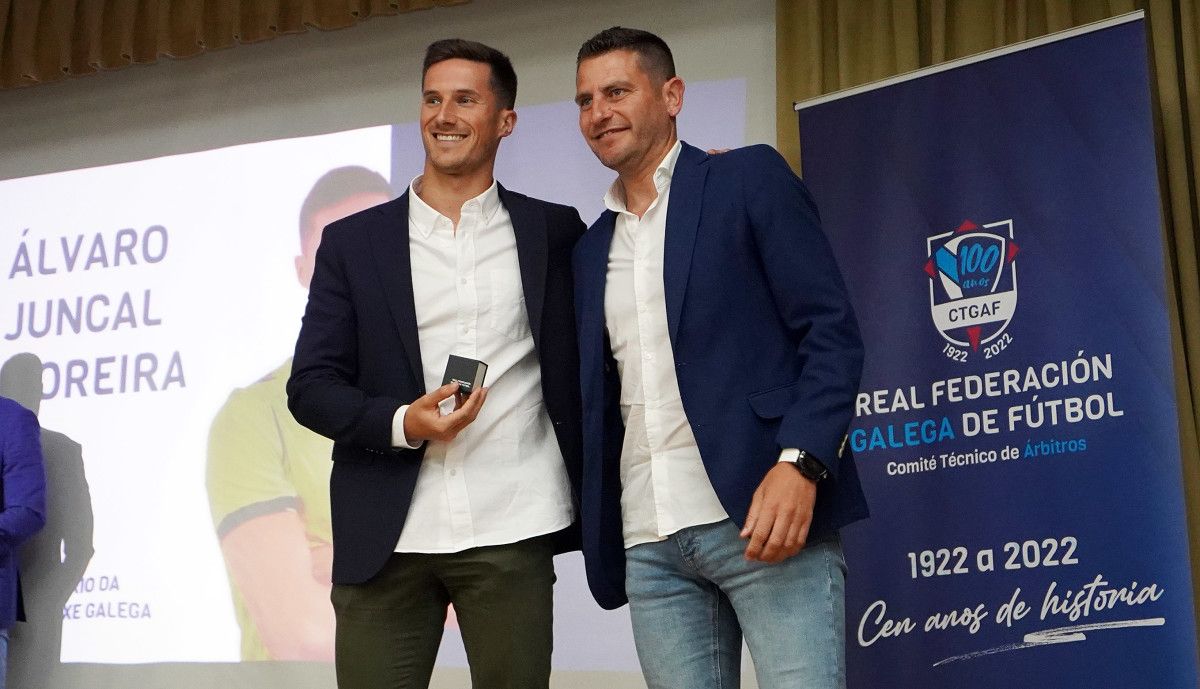 Álvaro Juncal Moreira con Figueroa Vázquez, árbitro de 1ª División, nos actos do centenario do CTGAF
