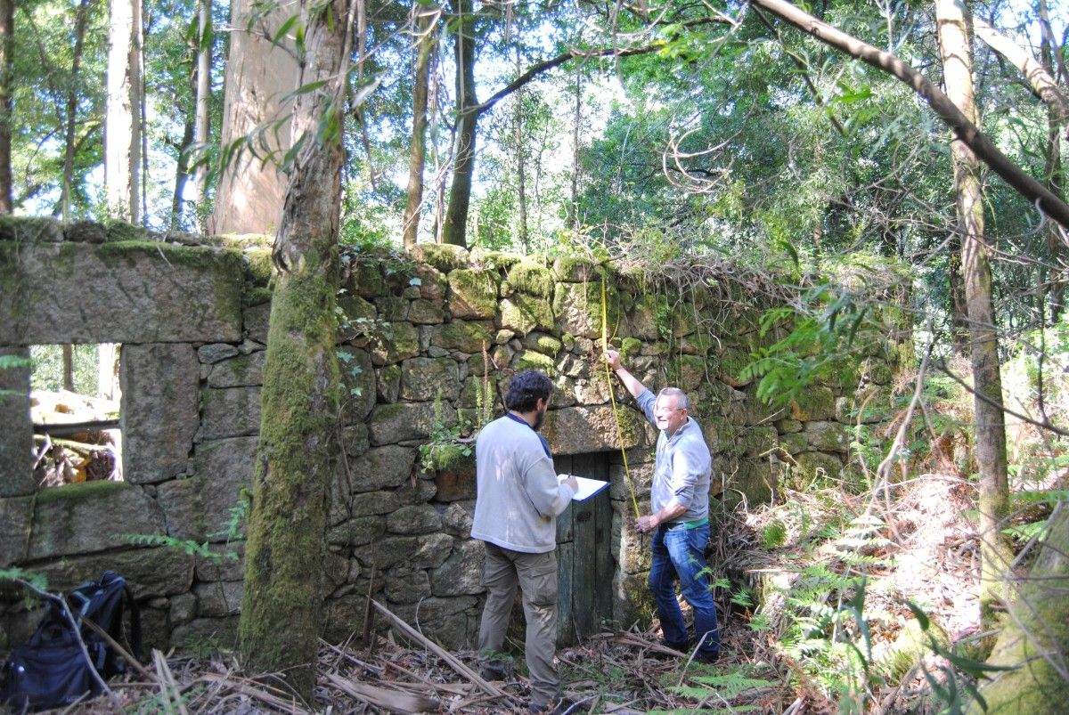 Rafael Quintía e Juan José Esperón miden un elemento do patrimonio de Cerponzóns