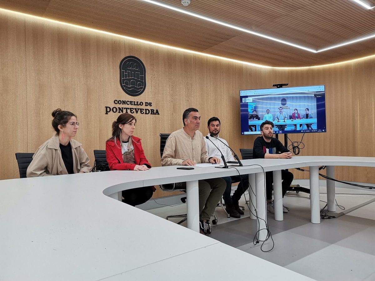 Demetrio Gómez, acompañado por empresarios de Loureiro Crespo, anuncia a inauguración da praza Arturo Souto