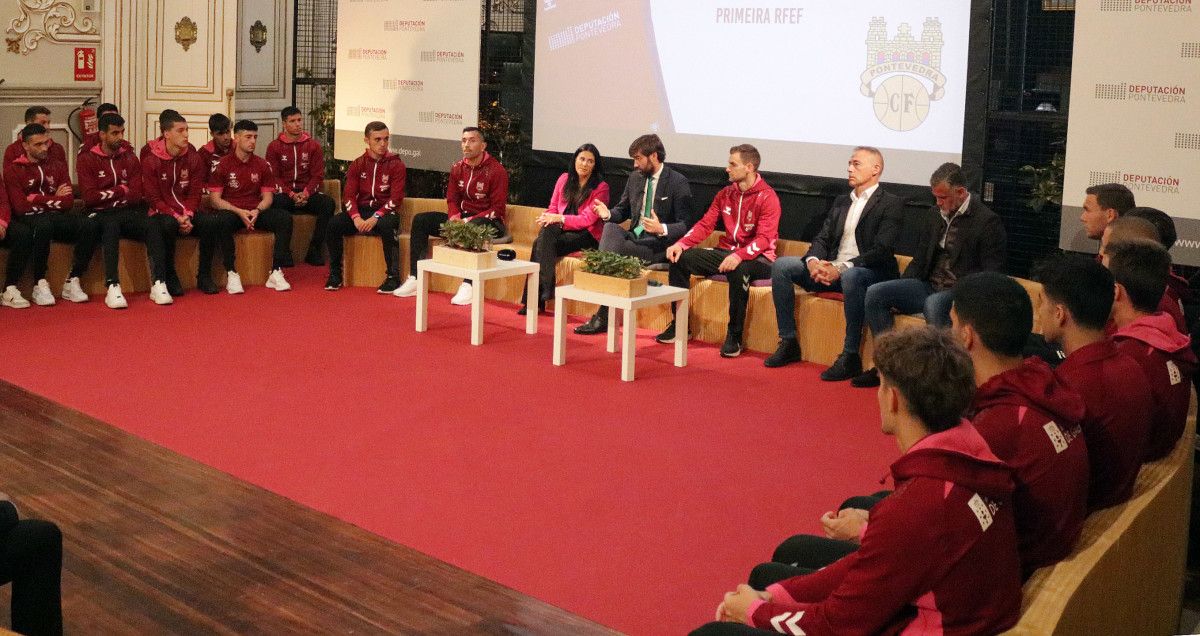 Recepción ao Pontevedra na Deputación tras o ascenso a Primera RFEF