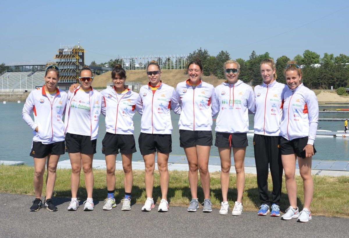 Teresa Portela e Carolina García con varias compañeiras do equipo nacional antes da Copa do Mundo de Racice