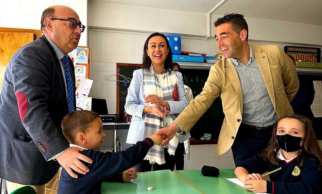 Visita de Luís López a alumnado escolarizado no colexio San Narciso de Marín 