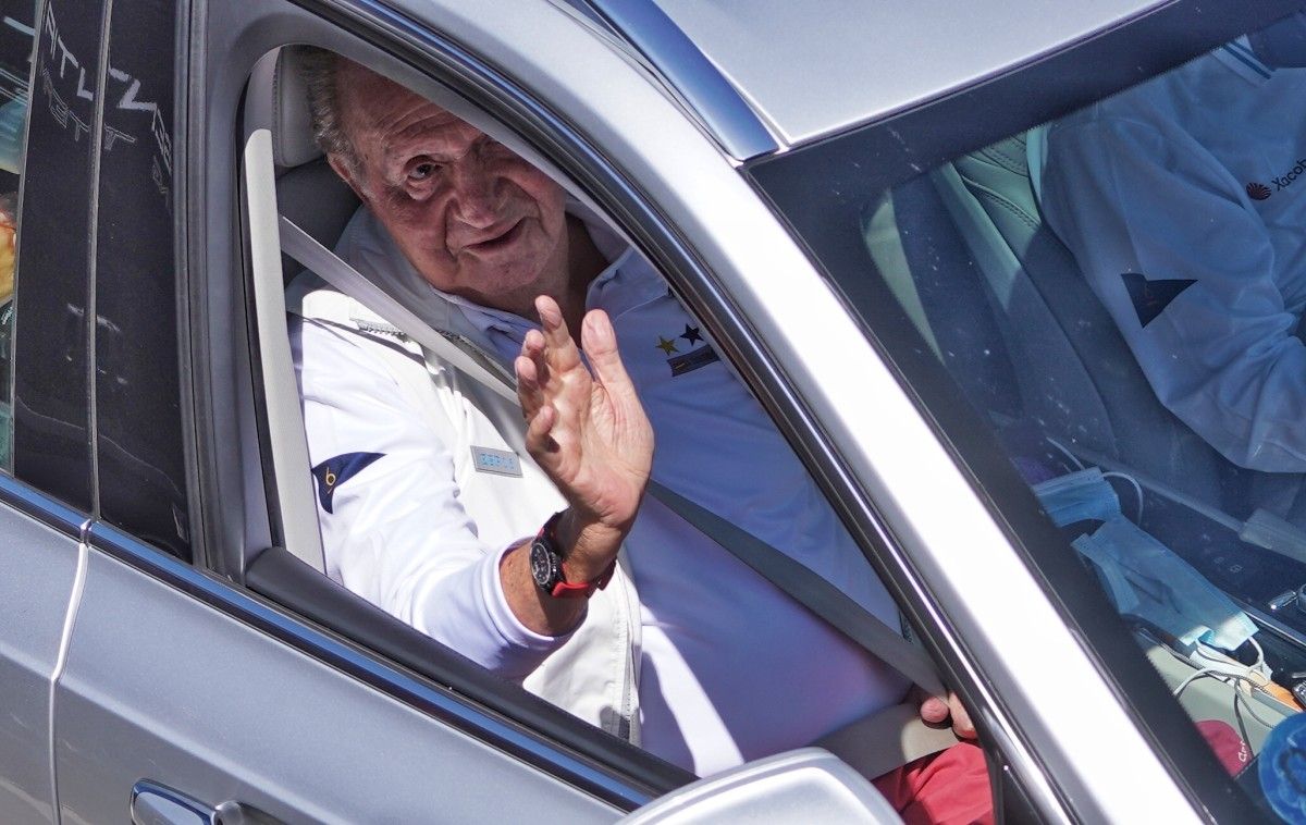 O rei emérito Juan Carlos I saudando á súa chegada ao Náutico de Sanxenxo