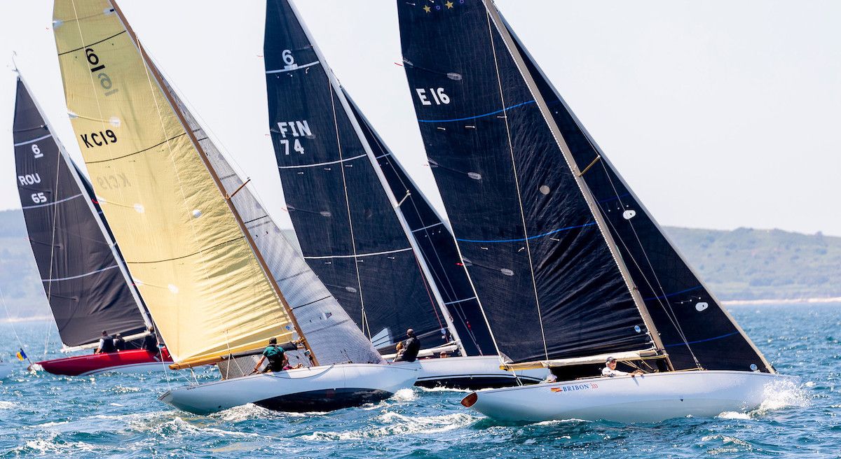 O Bribón 500, liderando a regata InterRías en Sanxenxo