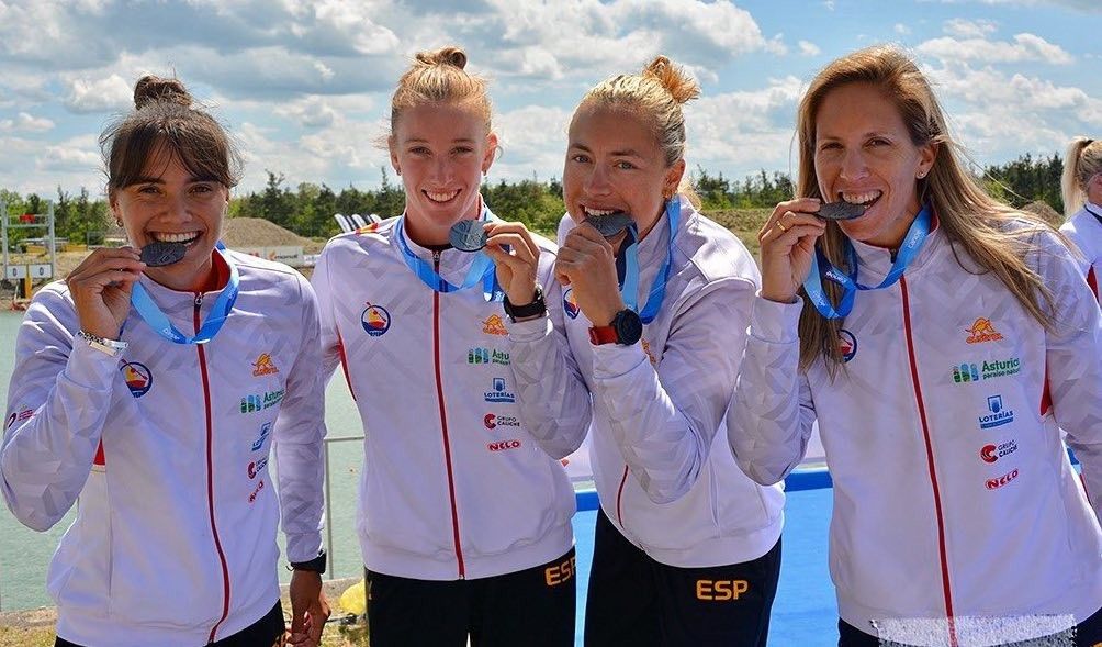 Teresa Portela e Carolina García coas súas medallas de prata de la Copa del Mundo de Racice