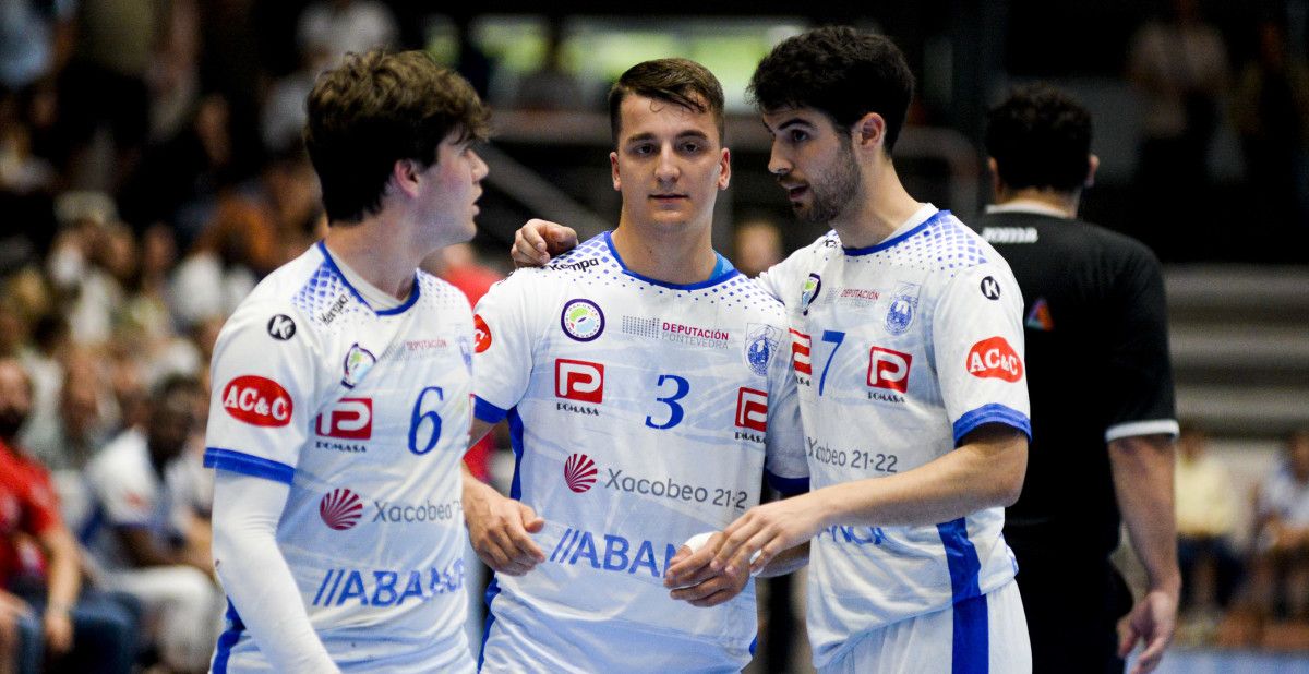 Carlos Álvarez, Bruno Vázquez y Álex Chan en el partido entre Cisne y Barcelona B que supuso el ascenso a Asobal