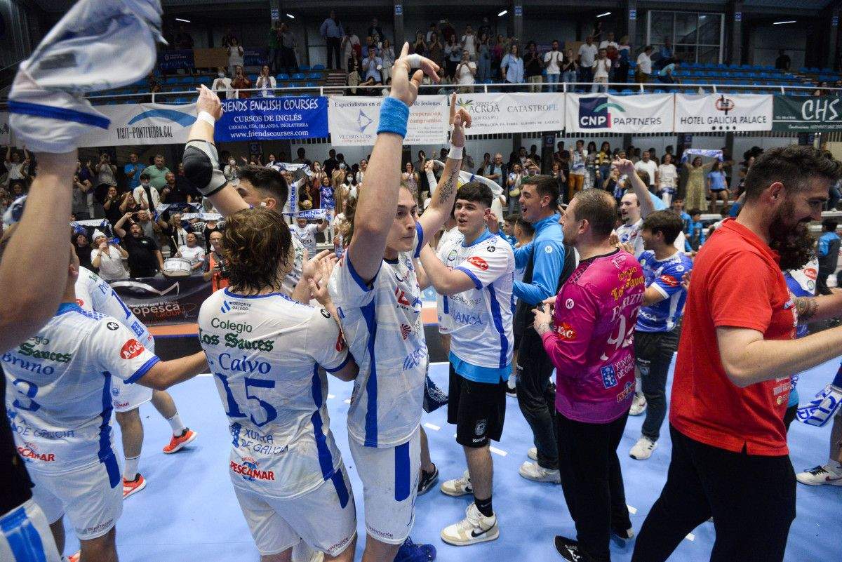 Román Arboleya celebra o ascenso do Cisne a Liga Asobal