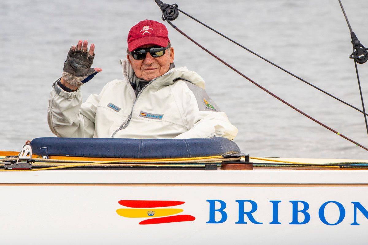 O rei emérito, a bordo do Bribón 500