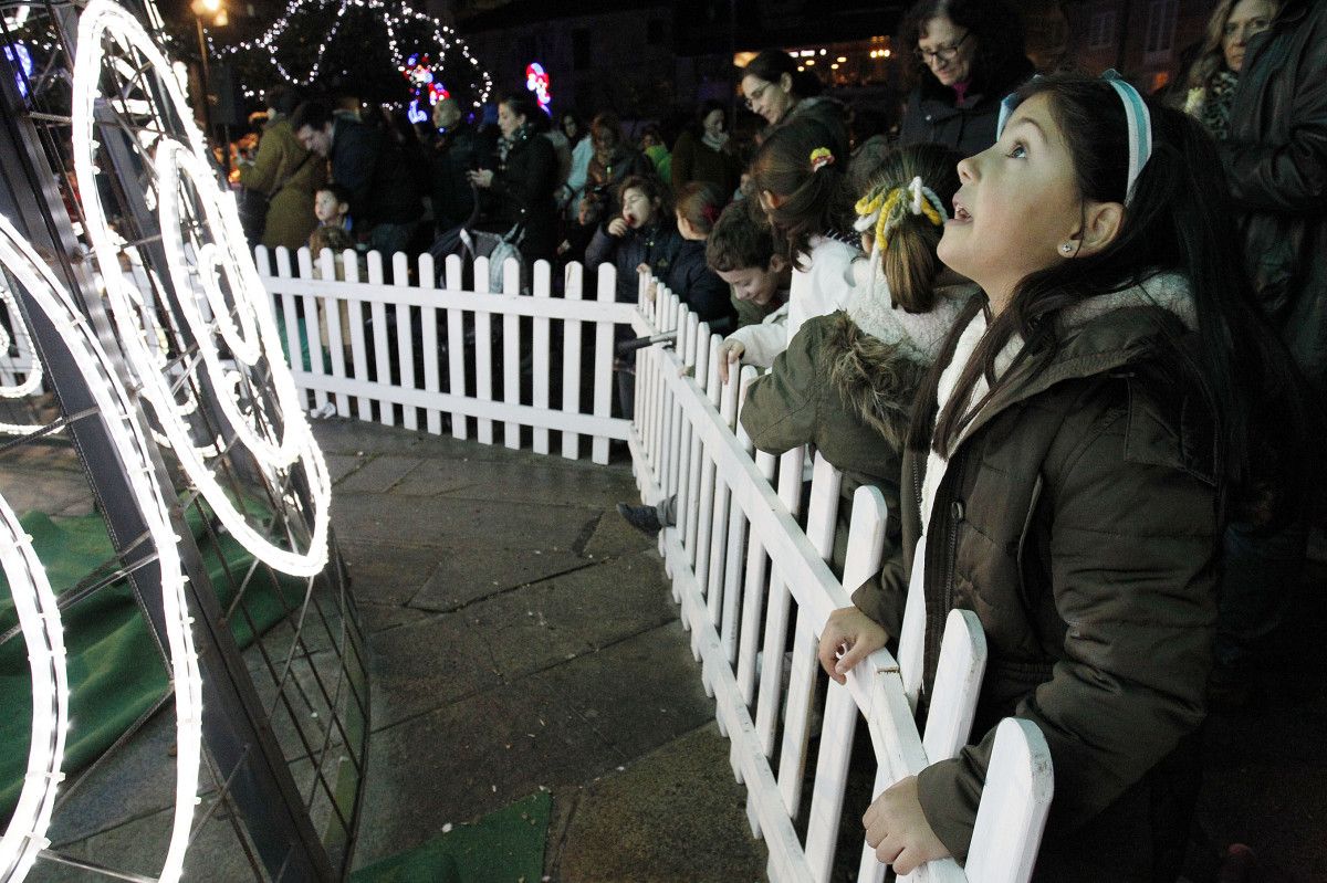 Encendido del alumbrado navideño en la plaza de A Ferrería
