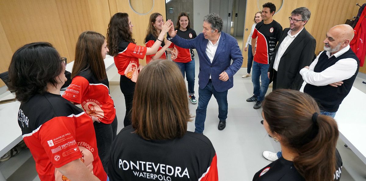 O alcalde Miguel Anxo Fernández Lores recibe ás xogadoras do Waterpolo Pontevedra polo ascenso a Primeira División