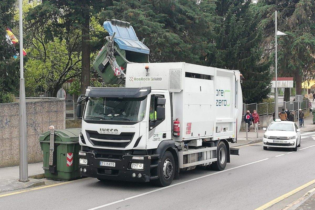 Un camión de PreZero recollendo o lixo en Pontevedra