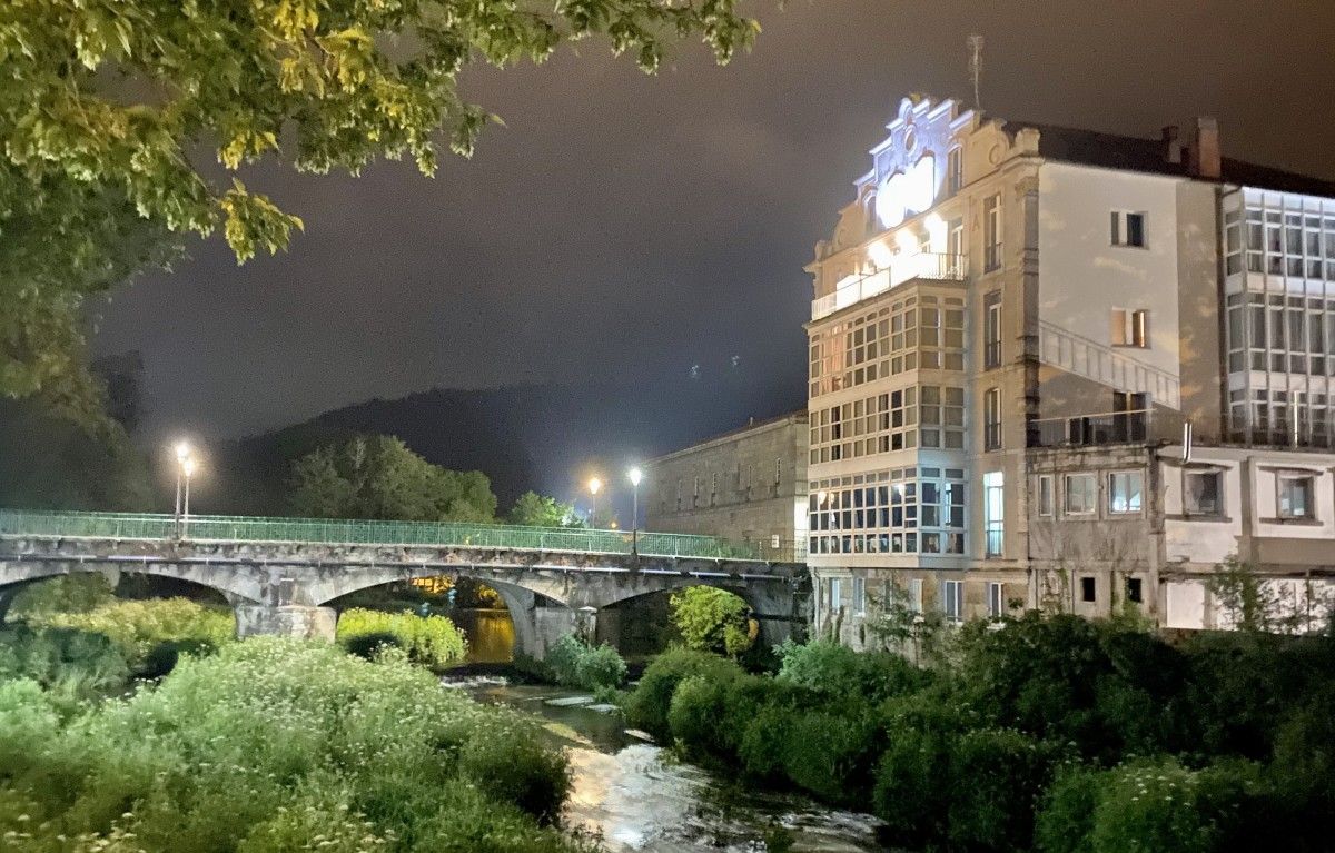 Iluminación nocturna da ponte da Ferraría de Caldas