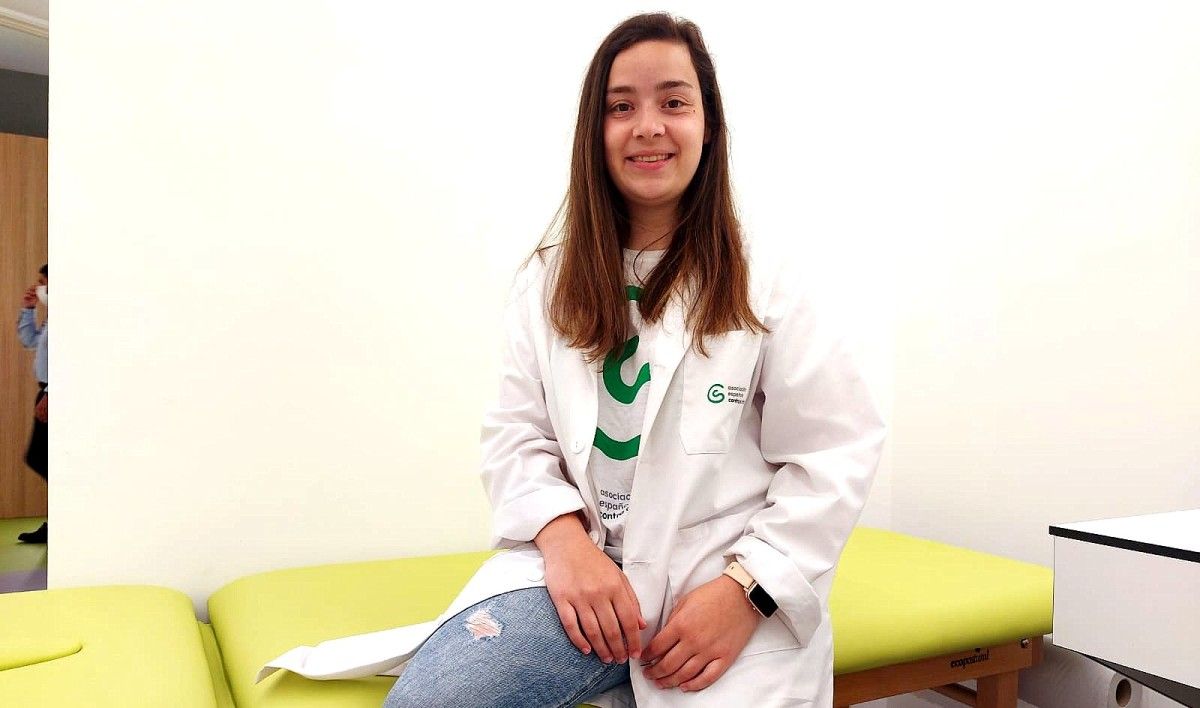La fisioterapeuta Lorena Núñez en la AECC Pontevedra