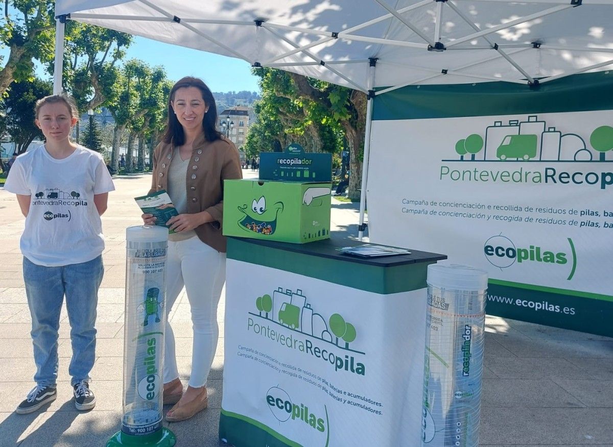 A concelleira de Medio Ambiente, Marián Sanmartín, visita o posto de Ecoembres na Praza de España de Marín