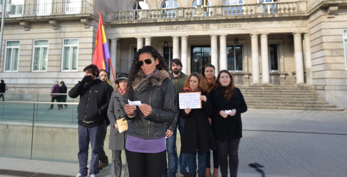 Concentración de Mobilízate Pontevedra delante de la Subdelegación del Gobierno