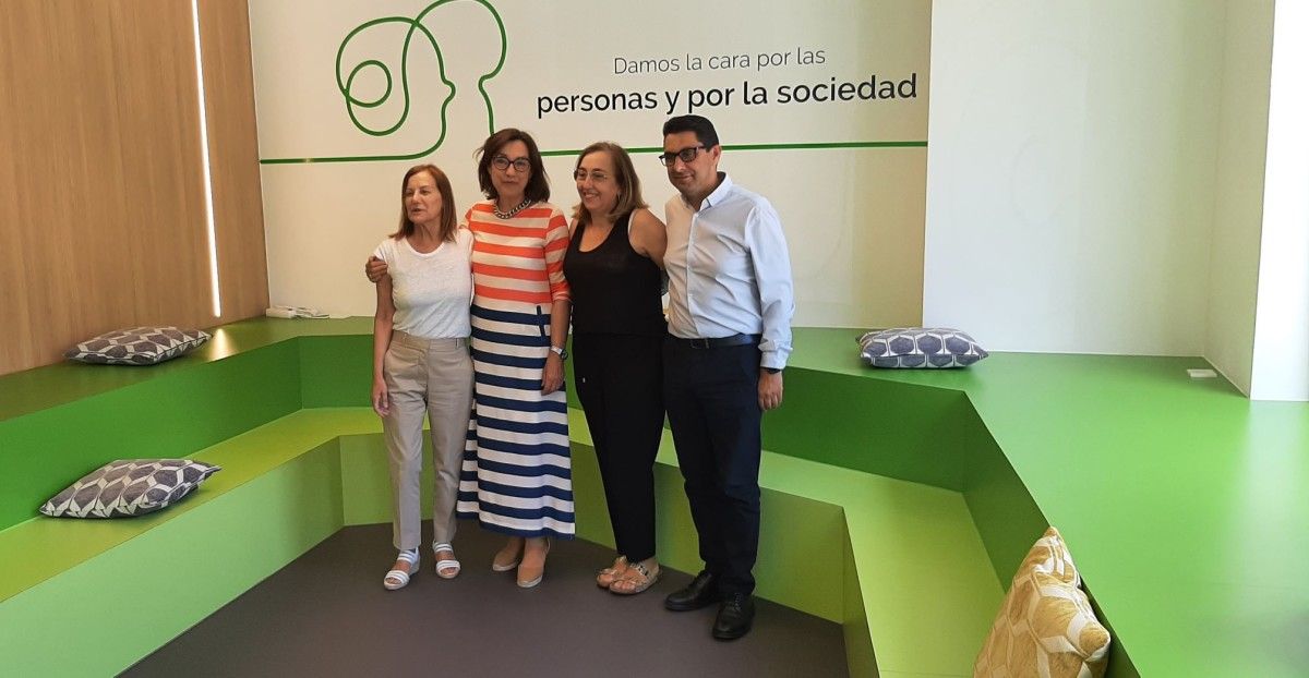 Maica Larriba visita la sede de la AECC en Pontevedra