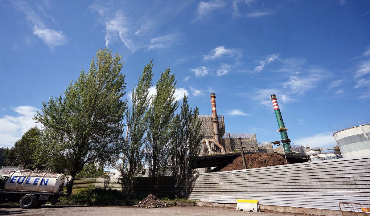 Una de las zonas de aparcamiento en la entrada a la factoría de Ence