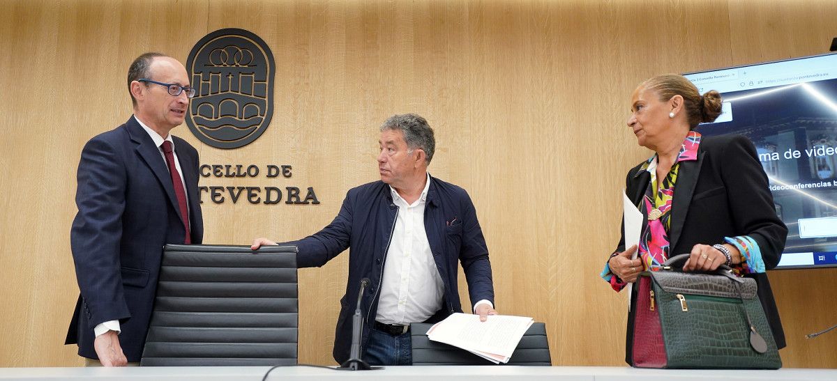 Víctor Manuel González, Miguel Anxo Fernández Lores e Carmela Silva