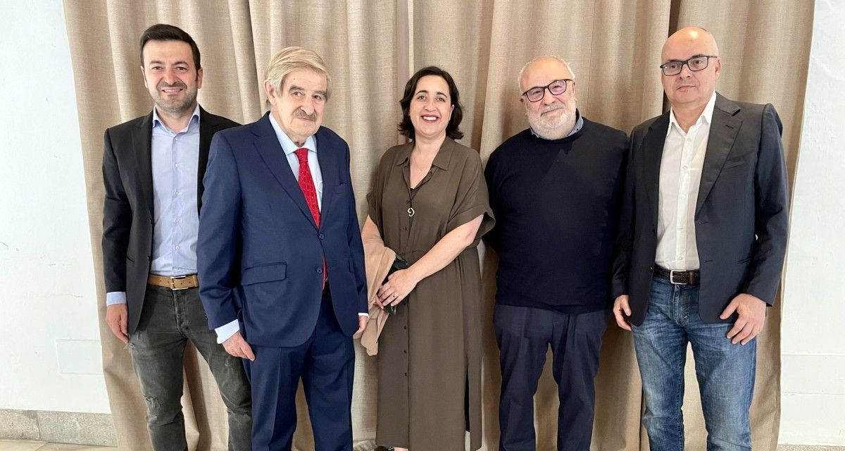 El presidente de la Delegación de Vigo-COAG, Manuel Martínez; José Luis Pereiro; la decana del COAG, Elena Ampudia; Xosé Manuel Rosales; y el presidente de la Delegación de Santiago-COAG, Ángel Cid
