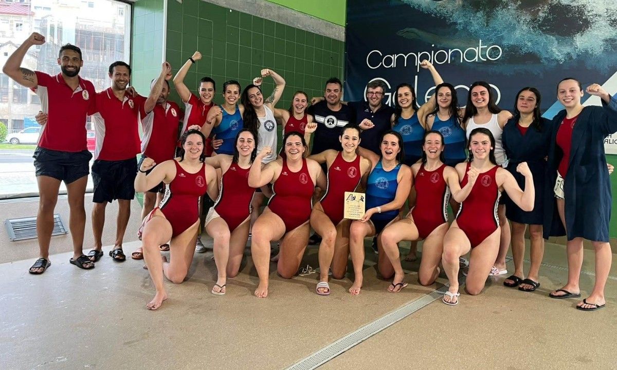 O equipo feminino do Waterpolo Pontevedra celebra o título da Liga Galega de División de Honra