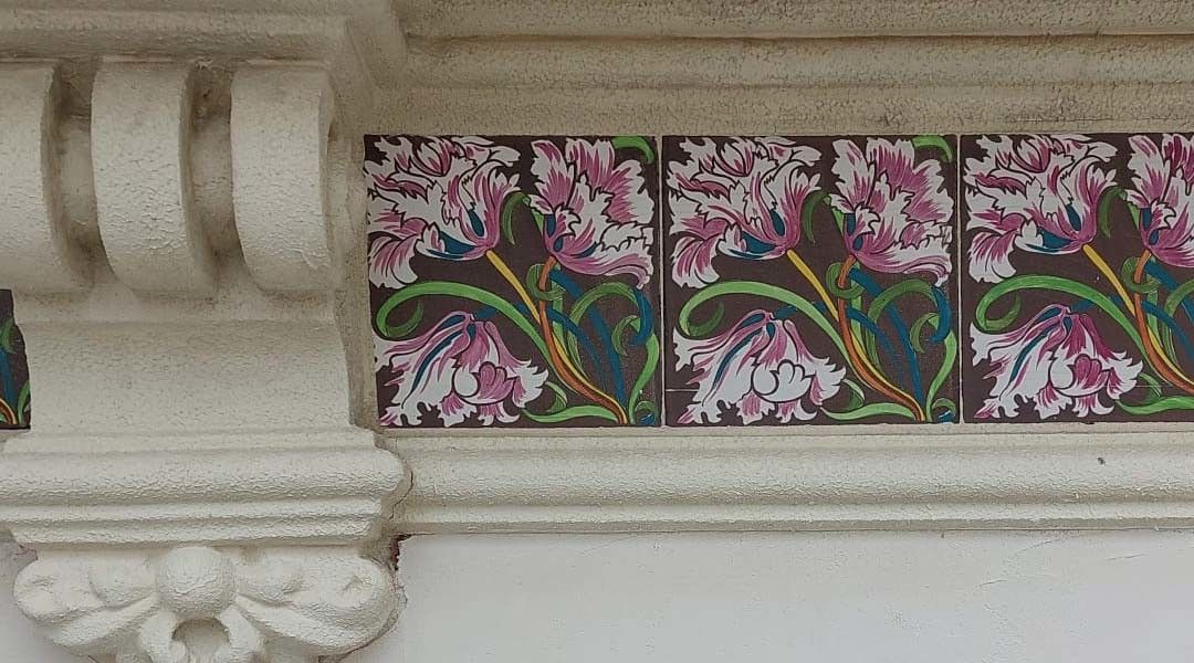 Azulexos do século XIX descubertos na fachada de Michelena 30