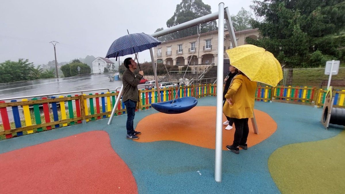 Alberto Oubiña visita o renovado parque infantil de Marcón