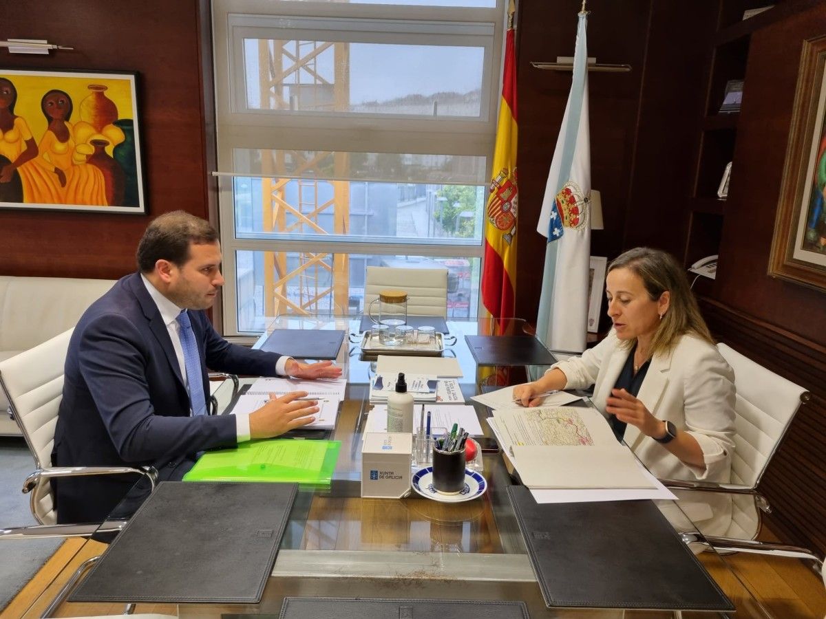 Reunión entre a conselleira de Infraestruturas, Ethel Vázquez, co alcalde de Cerdedo-Cotobade, Jorge Cubela