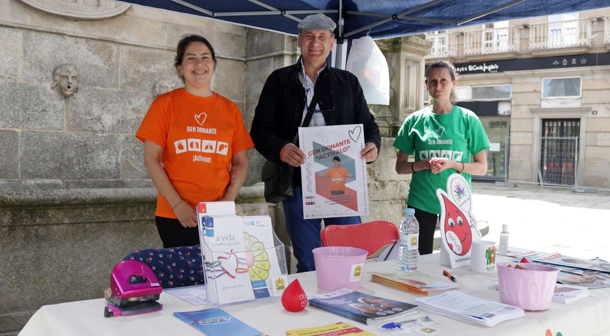 Nuria Cruz, Carlos Sánchez Montes e Raquel Miguélez na mesa infromativa de Alcer Pontevedra